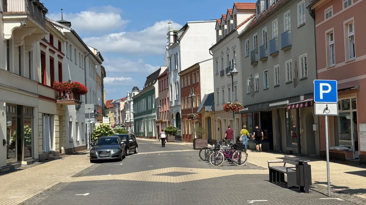 Blick in die Senftenberger Schloßstraße. Dort hat ein Gerät für Unruhe bei manchen Autofahrern gesorgt. Ist dort geblitzt worden?