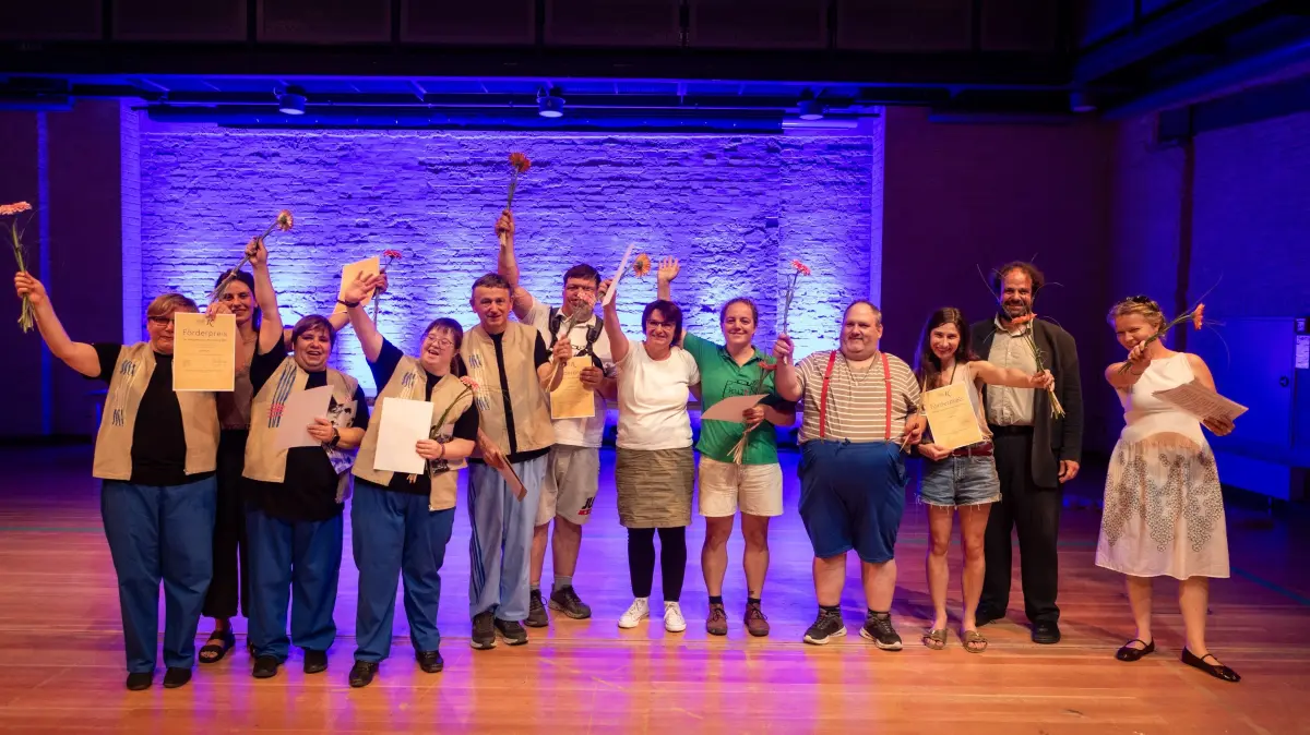 Die Schauspielerinnen und Schauspieler von KultINKoffer aus Herzberg/Elster bei der Förderpreisverleihung in Rheinsberg. Zweiter von rechts ist Felix Görg von der Musikakademie Rheinsberg.