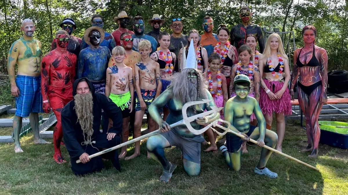 Neptun und sein buntes Gefolge in Halbendorf. Ein Mal im Jahr, zum Neptunfest, wird der Herrscher der Meere aktiv am Halbendorfer See und tauft traditionell die Landratten.