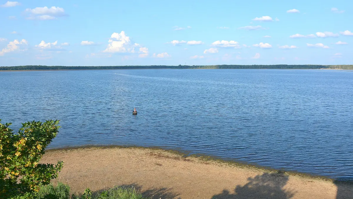 Der Spremberger Stausee verliert täglich mehrere Zentimeter Wasser. Was ist hier los?