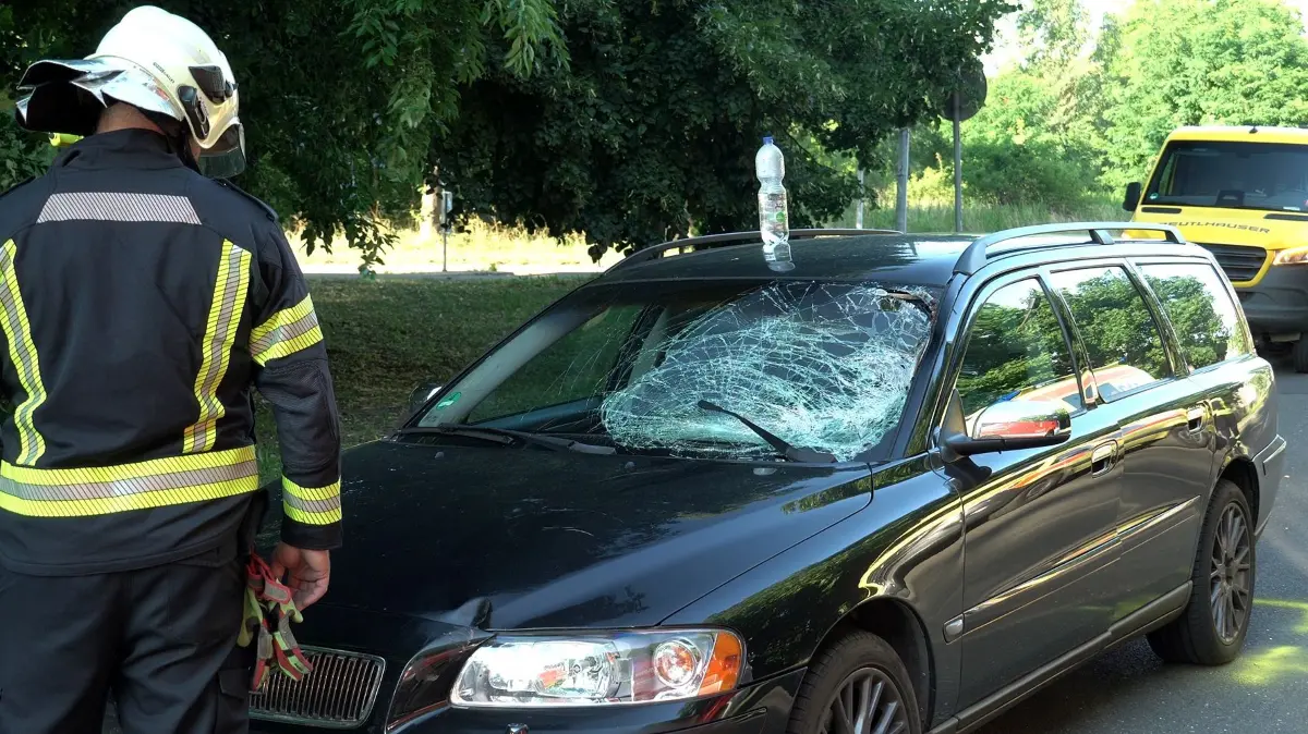 Unfall: Foto: Mirko Sattler; Ein schwerer verkehrsunfall ereignete sich am Dienstagnachmittag kurz vor 18 Uhr n der Kreuzung Butterbergstrasse / Ecke Cottbusser Strasse. Aus bisher ungeklärter Ursache, kollidierte ein PKW mit einem E-Rollerfahrer, der frontal auf die Frontscheibe aufschlug. Zur Ermittlung der Unfallursache wurde die Dekra hinzugezogen.
17.52 Uhr; Feuerwehr , Rettungsdienst, Polizei, RTH
Vollsperrung