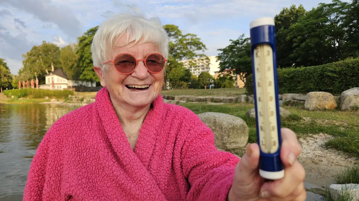 Thermometer ablesen, Sonnenaufgang fotografieren: So beginnt für Christine Bischoff (82) jeder Morgen am Senftenberger See. Viele Nachbarn freuen sich täglich auf ihren Gruß per WhatsApp-Status.