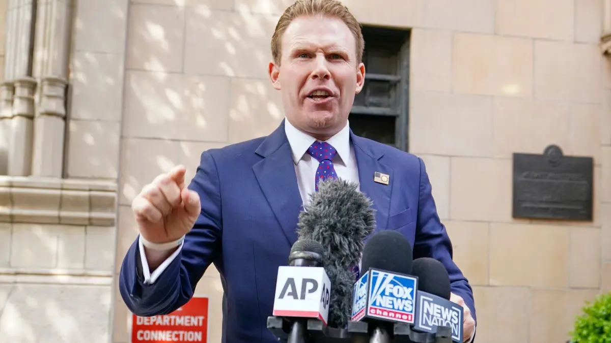 Andrew Giuliani: ARCHIV - 28.04.2021, USA, New York: Andrew Giuliani, Sohn von Rudy Giuliani, dem ehemaligen New Yorker Bürgermeister und Anwalt des ehemaligen US-Präsidenten Trump, spricht zu Journalisten vor dem Gebäude, in dem sein Vater lebt. (zu dpa: «Trump-Beauftragter: Englischer WM-Titel wäre schöner Triumph») Foto: Mary Altaffer/AP/dpa +++ dpa-Bildfunk +++