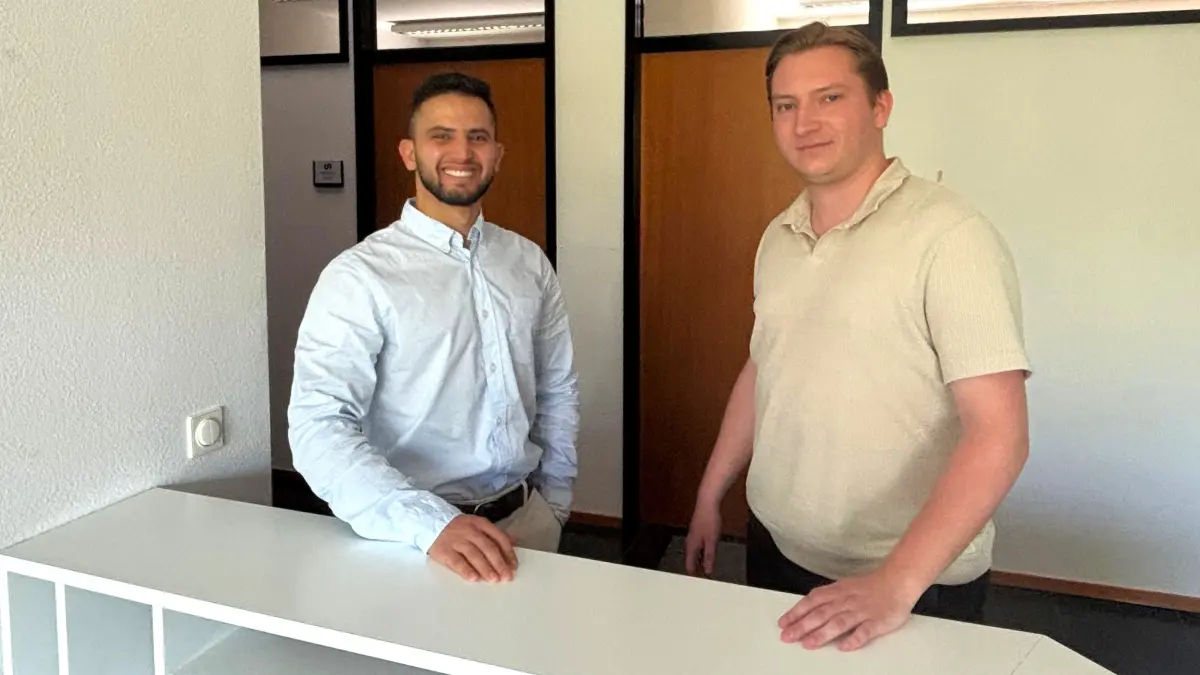 Der Augenarzt Obieda Odat (l.) aus Jordanien arbeitet seit Anfang Juli in der Praxis von Dr. med. Peter Otto in Bad Liebenwerda. Alle Wege, auch für seine Familie, ebnet die Schrader-Beratung, hier Prokurist Franz Schrader.