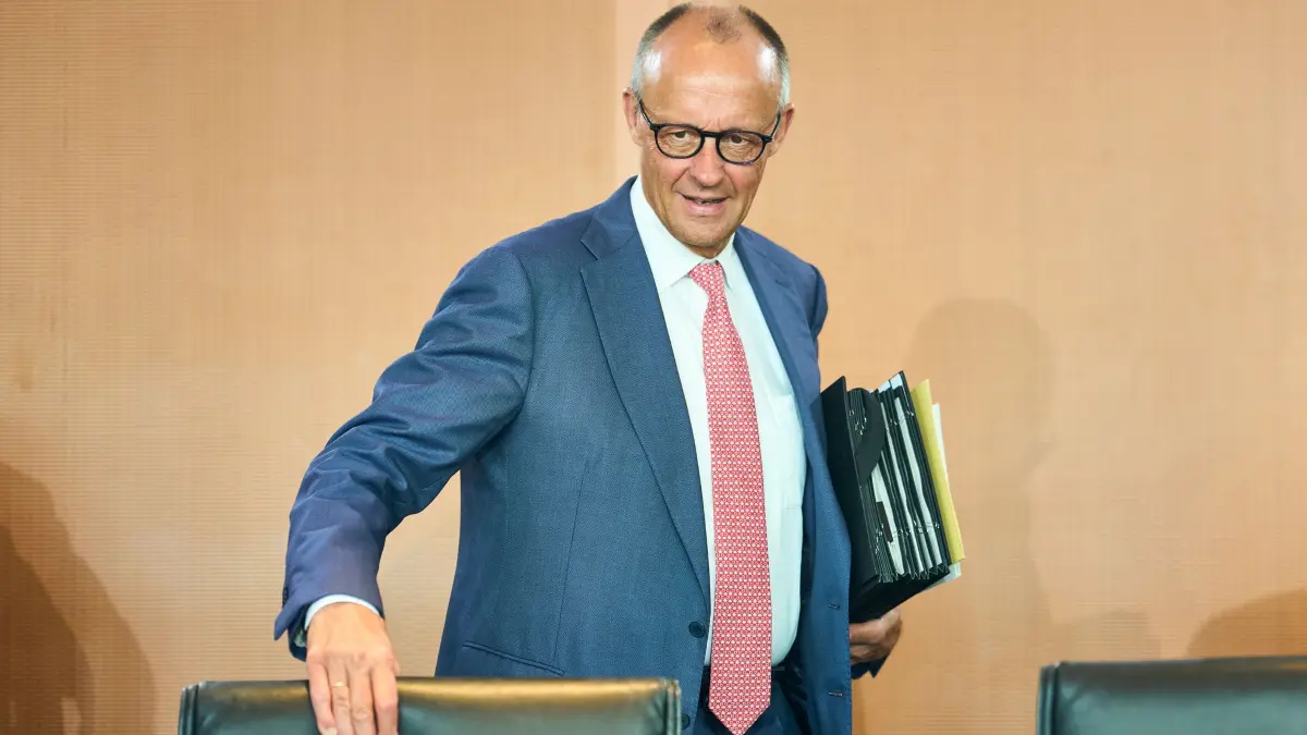Bundeskabinett: 15.07.2026, Berlin: Bundeskanzler Friedrich Merz (CDU) kommt zur Sitzung des Bundeskabinetts mit den Beratungen zur Entbürokratisierung im sogenannten Entlastungskabinett. Foto: Michael Kappeler/dpa +++ dpa-Bildfunk +++