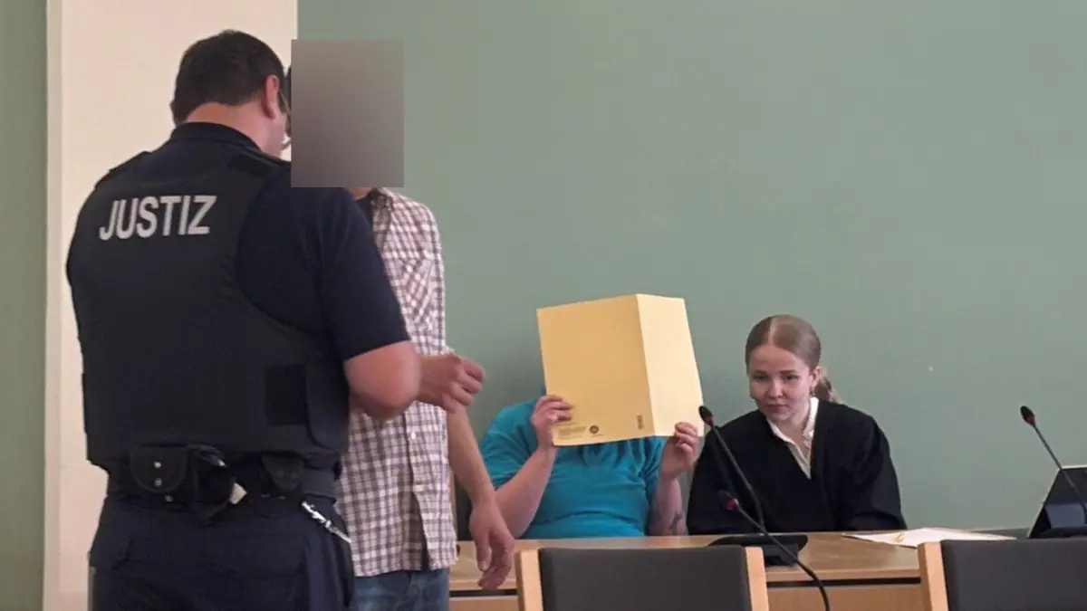 Landgericht Cottbus: Urteilsverkündung nach versuchtem Mord in Cottbus. Der Angeklagte (2.v.l.) und eine Lebensgefährtin (mit gelbem Karton vor dem Gesicht) sollen einen Mann über 45 Minuten lang gequält und misshandelt haben.
