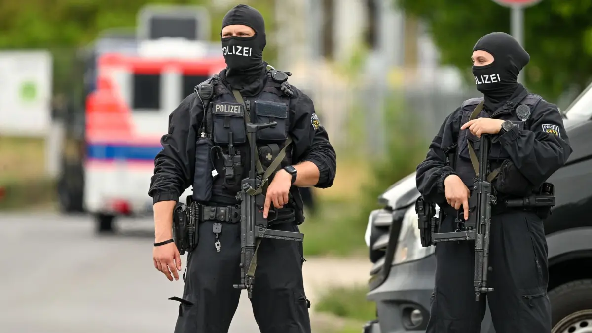 Einsatz gegen mutmaßliches Drogenlabor in Ludwigsfelde: 15.07.2026, Brandenburg, Ludwigsfelde: Bewaffnete Polizeibeamte sperren im Industriepark Ost den Zugang in der Gottlieb-Daimler-Straße zu einer Lagerhalle. Zoll, Polizei und Technisches Hilfswerk waren im Einsatz gegen ein mutmaßliches Drogenlabor. Foto: Soeren Stache/dpa +++ dpa-Bildfunk +++