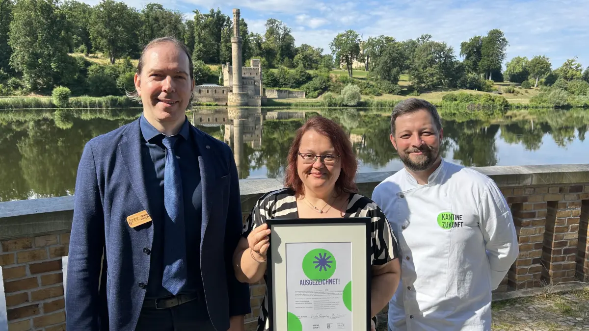 Sie freuen sich, dass ab jetzt im Jagdschloss Glienicke besser gegessen wird: Philipp Lampert, Leiter des SFBB, Kristin Schreiber, Hauswirtschaftsleiterin des SFBB, und Karsten Schwarzenberg, Küchentrainer der Kantine Zukunft.