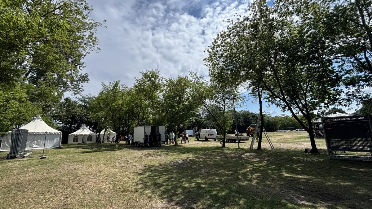 Hier wird gebaut: Die Arbeiten für das Neptunfest am Halbendorfer See mit vielen Freiwilligen, die sich teilweise auch extra Urlaub nehmen, beginnen bereits am Mittwoch vor dem Wochenende.