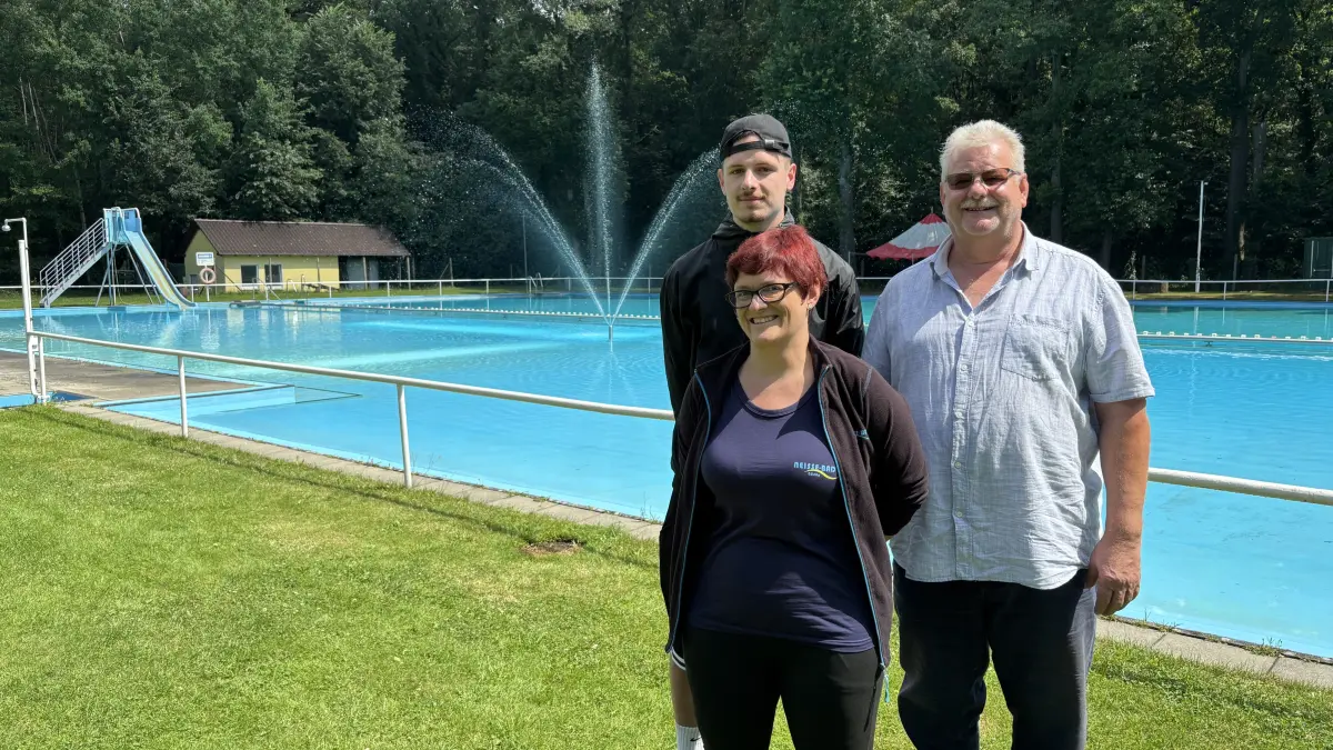 Matthias Reißmann (r.) ist der neue ehrenamtliche Verantwortliche für das Freibad in Reichwalde. Bei ihm laufen die Fäden zusammen. Er kümmerte sich für diese Badesaison auch um einen Vertrag mit dem Neisse-Bad Görlitz.