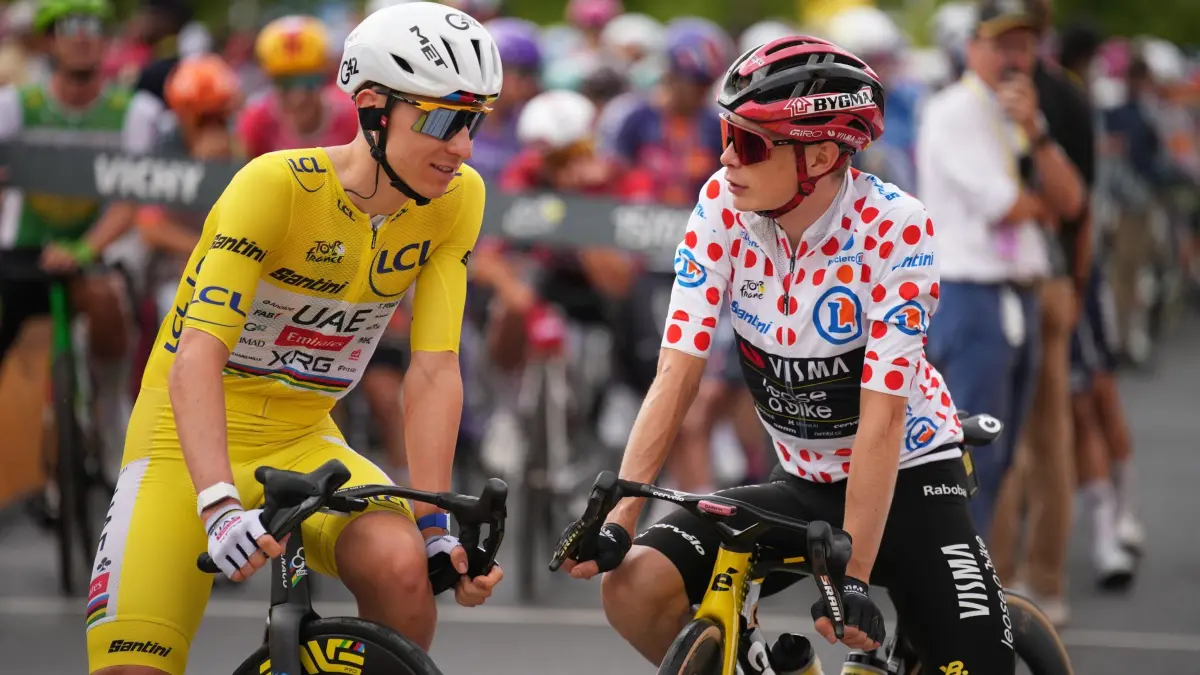Tour de France - 11. Etappe: 15.07.2026, Frankreich, Vichy: Radsport: UCI WorldTour - Tour de France, Vichy - Nevers (161,30 km), 11. Etappe. Der Slowene Tadej Pogacar (l), der das gelbe Trikot des Gesamtführenden trägt, und der Däne Jonas Vingegaard, der das gepunktete Trikot des besten Bergfahrers trägt, unterhalten sich vor dem Start. Foto: Mosa'ab Elshamy/AP/dpa +++ dpa-Bildfunk +++