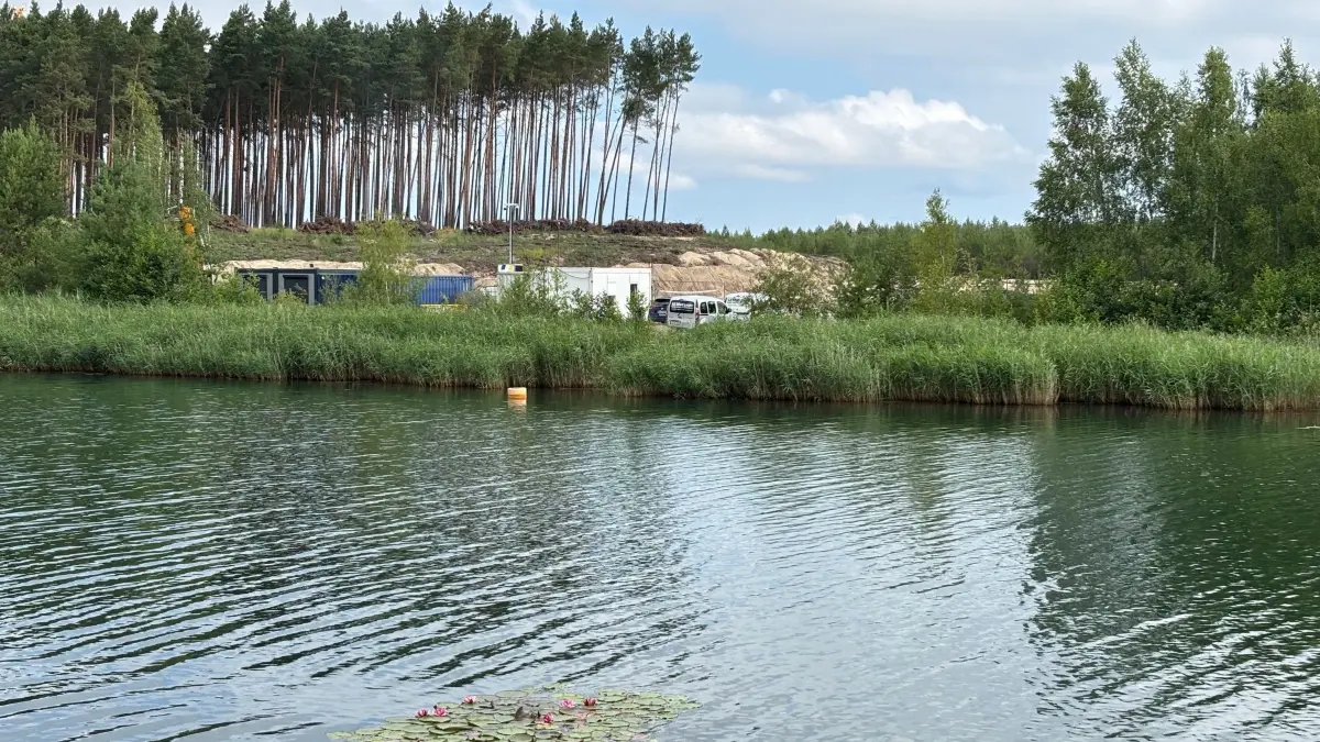 Wasserseitiger Blick von der Kohlebahnausfahrt als Zubringer zu Geierswalder See und Koschener Kanal zur Baustelle der einstigen Glassandhalde bei Kleinkoschen.