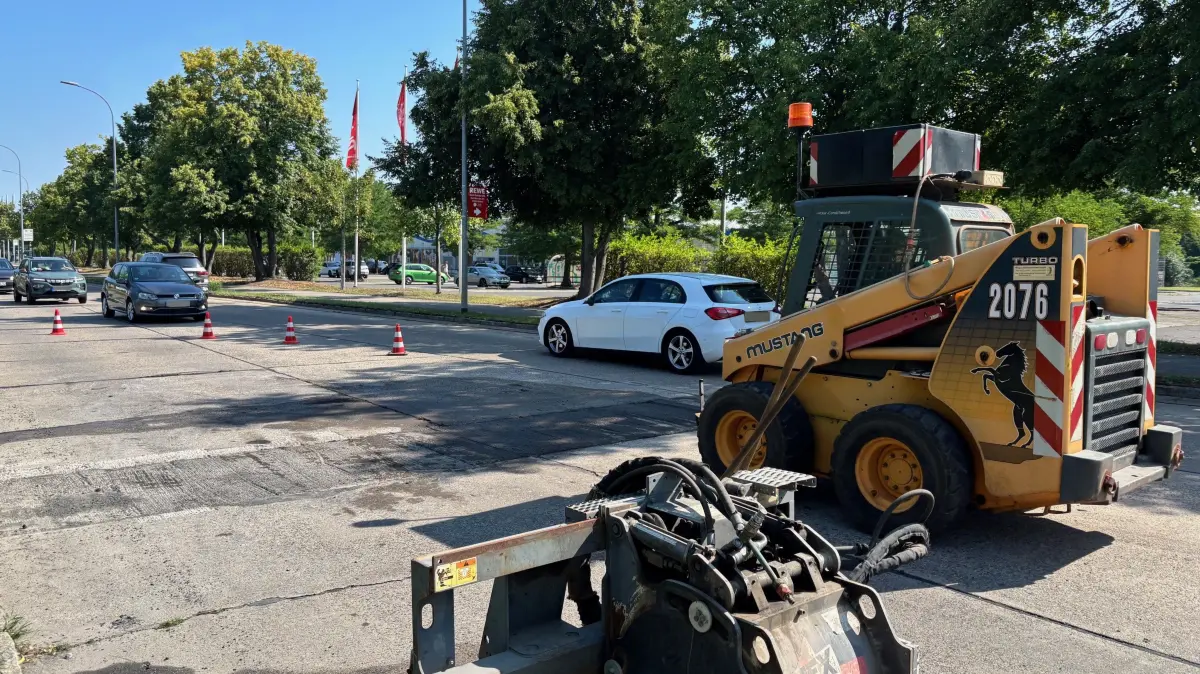 Auf der Karl-Marx-Straße in Guben fräst aktuell die Kreisstraßenmeisterei Fahrbahnstöße ab. Eigentlich sollte die Magistrale in mehreren Abschnitten saniert werden. Jetzt hat der Landkreis den Baustart verschoben, mit diesen Konsequenzen.