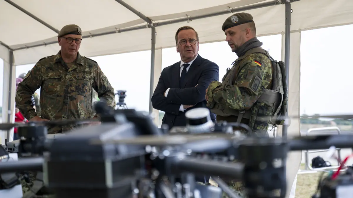 Boris Pistorius (SPD), Verteidigungsminister, bekommt beim Besuch der Heimatschutzdivision verschiedene Waffensysteme gezeigt. Die Division hat eine neue Befähigung erhalten.
