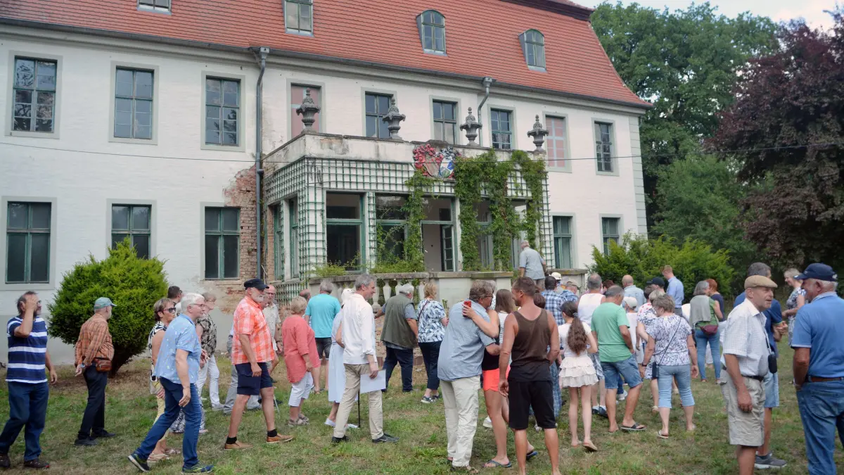 Das halbe Dorf zog es kürzlich in das ortsgeschichtlich bedeutende Herrenhaus in Repten, das für die Öffentlichkeit lange nicht zugänglich war.