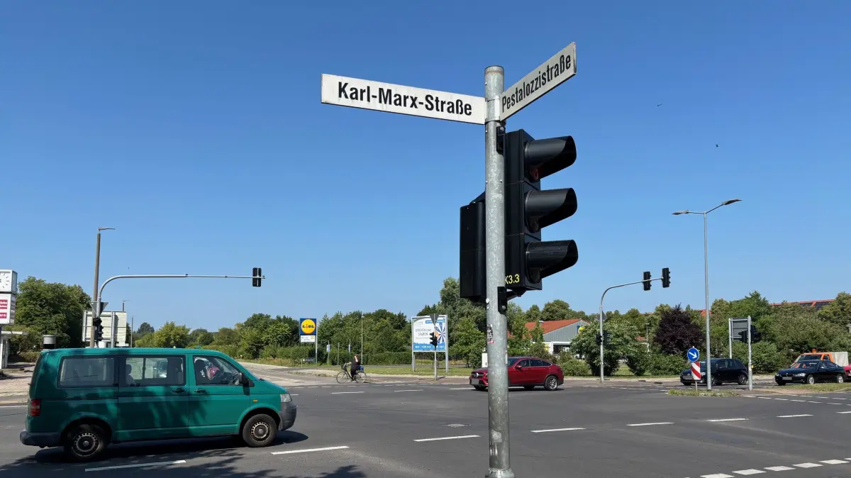 Die Kreuzung zur Pestalozzistraße soll bei der Sanierung der Karl-Marx-Straße in Guben ebenfalls neu gebaut werden. Mit der Sanierung werden auch die Geh- und Radwege und die Medien erneuert.