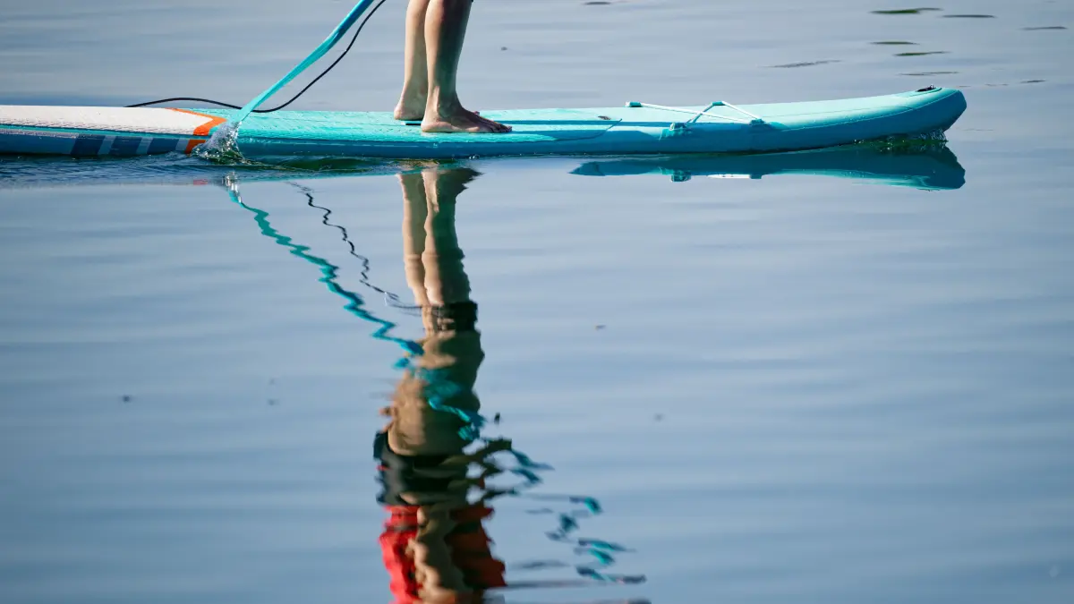Eine Frau bewegt auf dem Waidsee ein Stand-Up Paddle-Board. +++ dpa-Bildfunk +++
