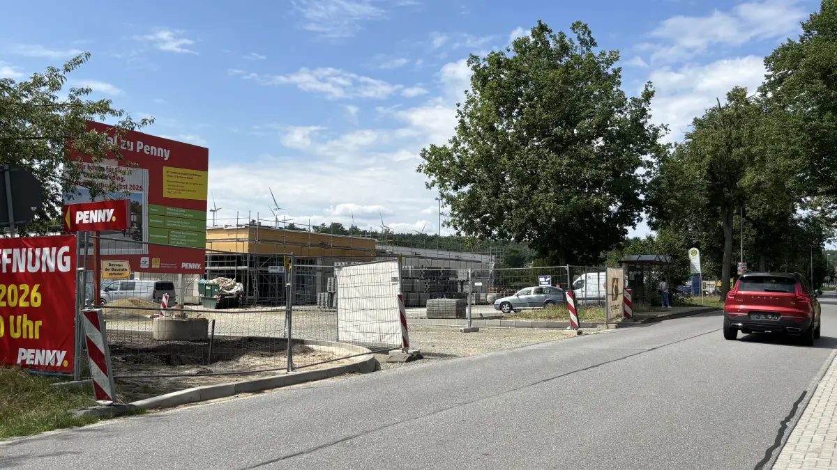In der Ruhlander Straße in Schipkau wächst ein neuer Einkaufsmarkt. Er entsteht an bekannter Stelle; Anfang des Jahres 2026 ist der alte Lebensmitteldiscounter abgerissen worden.