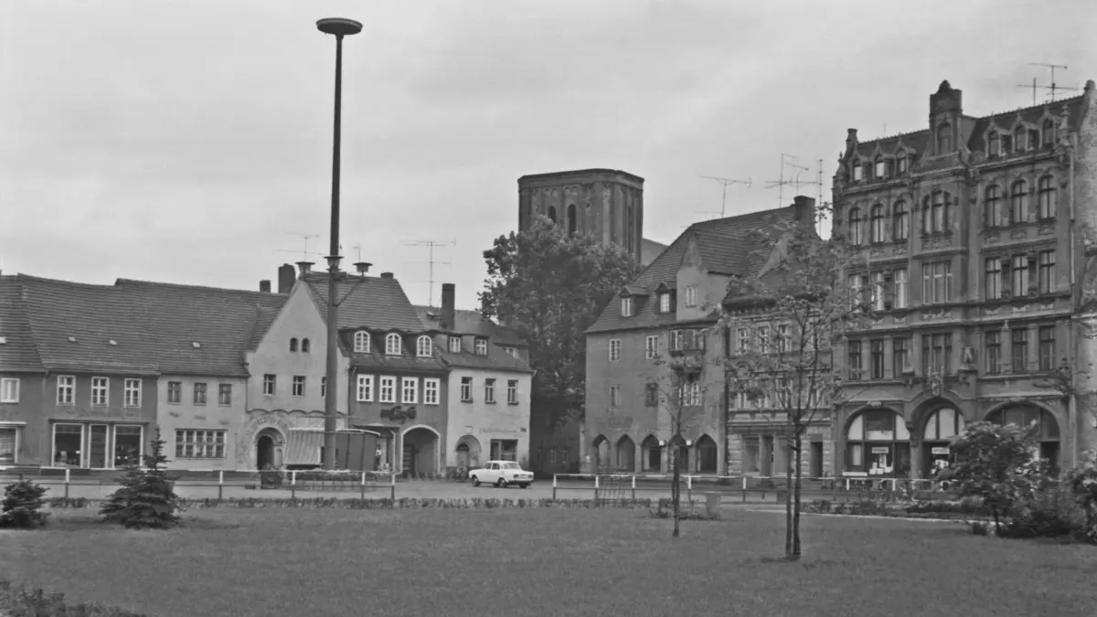 Blick auf den Senftenberger Markt zu DDR-Zeiten. Über dem Platz thront der Lange Herrmann. Im Hintergrund ist die Peter-und-Paul-Kirche ohne die erst Mitte der 1980er-Jahre aufgesetzte Dachhaube zu sehen.
