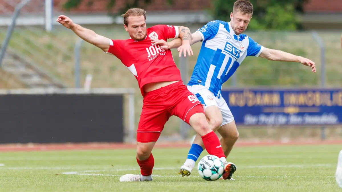 links Janis Juckel (Greifswald) gegen Jonas Dirkner (Rostock) ; GER, FC Hansa Rostock vs. Greifswalder FC, Fußball, Männ: links Janis Juckel Greifswald gegen Jonas Dirkner Rostock GER, FC Hansa Rostock vs. Greifswalder FC, Fußball, Männer, 3. Liga, Testspiel, Spielzeit 2026/2027, 15.07.2026 Neuruppin Volksparkstadion Brandenburg Deutschland *** Left: Janis Juckel Greifswald vs. Jonas Dirkner Rostock, GER FC Hansa Rostock vs. Greifswalder FC Soccer Men 3rd Division Friendly 20262027 season July 15, 2026, Neuruppin Volksparkstadion, Brandenburg, Germany