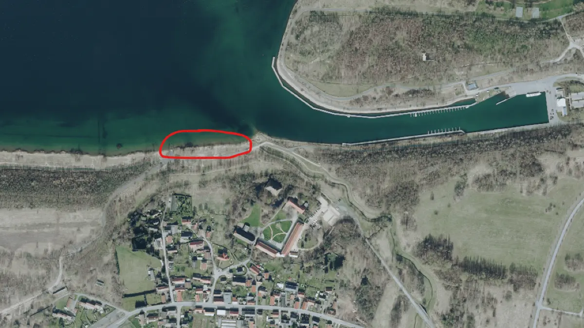 An dieser Badestelle am Berzdorfer See bei Görlitz ist ein neunjähriges Mädchen von einem Hund gebissen uns schwer verletzt worden.