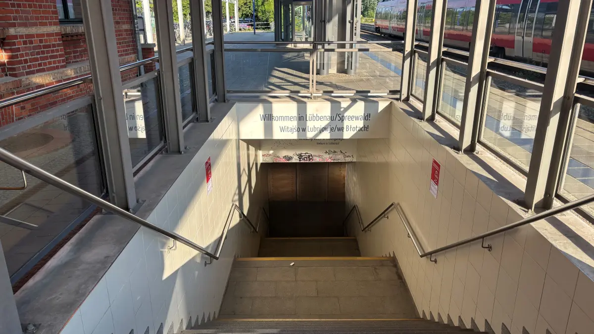 Der Personentunnel am Bahnhof Lübbenau wird saniert - erst eine Hälfte, dann die andere.