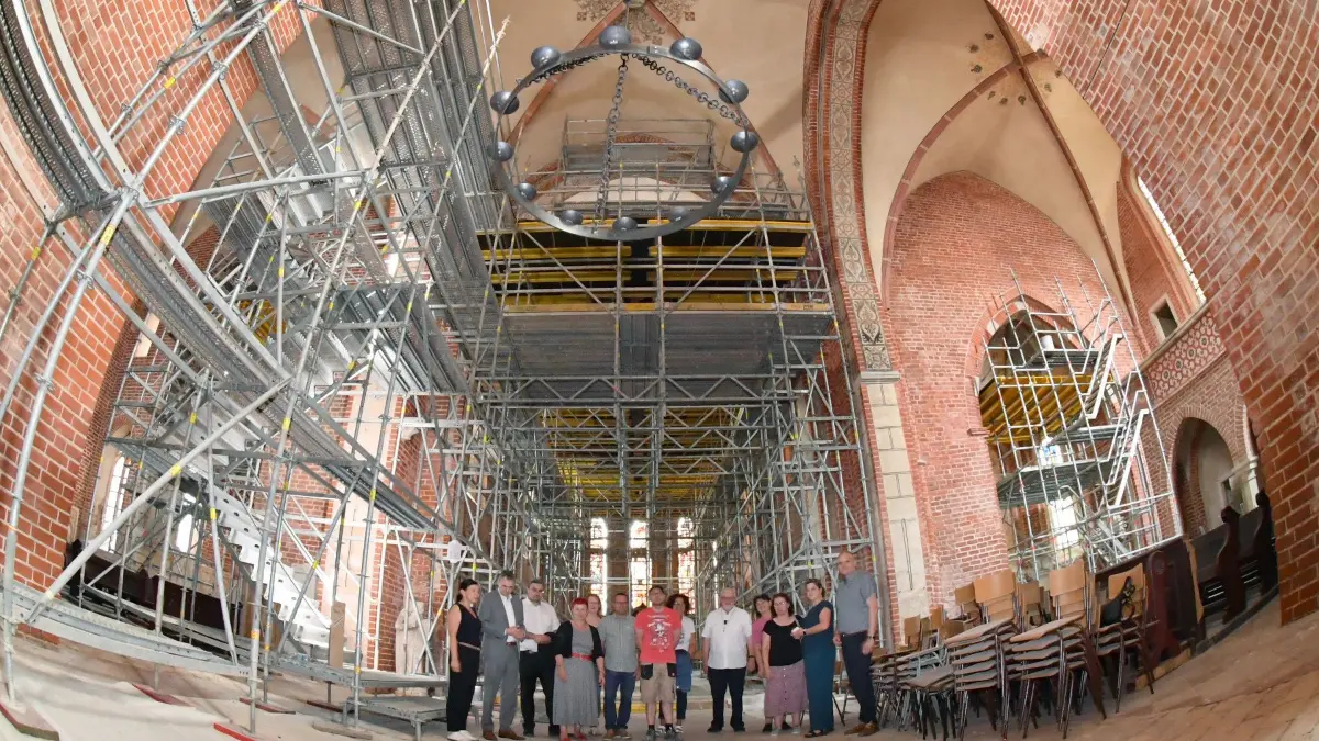 Besichtigung des Baufortschrittes des 2. Bauabschnittes in der Klosterkirche Mühlberg : Besichtigung des Baufortschrittes des 2. Bauabschnittes in der Klosterkirche Mühlberg
- Im Innern ist die über 700 Jahre alte Klosterkirche derzeit nicht wieder zu erkennen. Die schönen Deckenmalereien sind nahezu vollständig von einer Rüstung verdeckt.