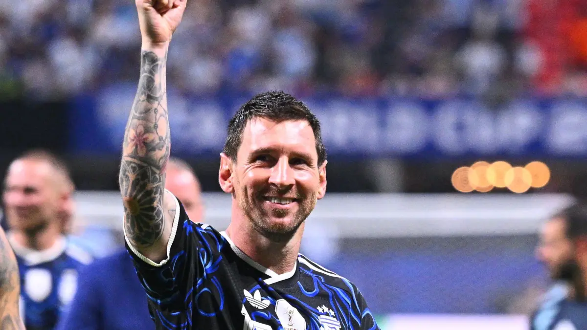 WM 2026 - England - Argentinien: 15.07.2026, USA, Atlanta: Fußball, Männer, WM 2026, England - Argentinien, Halbfinale, Atlanta-Stadion, Lionel Messi (Argentinien) feiert den Sieg. ACHTUNG: Gemäß den Auflagen der FIFA dürfen die Bilder ausschließlich zur redaktionellen Verwendung genutzt werden. Eine kommerzielle Nutzung ist ausgeschlossen. Zudem dürfen keine videoähnlichen Sequenzen erstellt werden, und es dürfen keine Veränderungen weder im Vordergrund noch im Hintergrund am Bild vorgenommen werden. (zu dpa: «So könnte Messi beim «Ballon d'Or» eine Premiere feiern») Foto: Tom Weller/dpa +++ dpa-Bildfunk +++