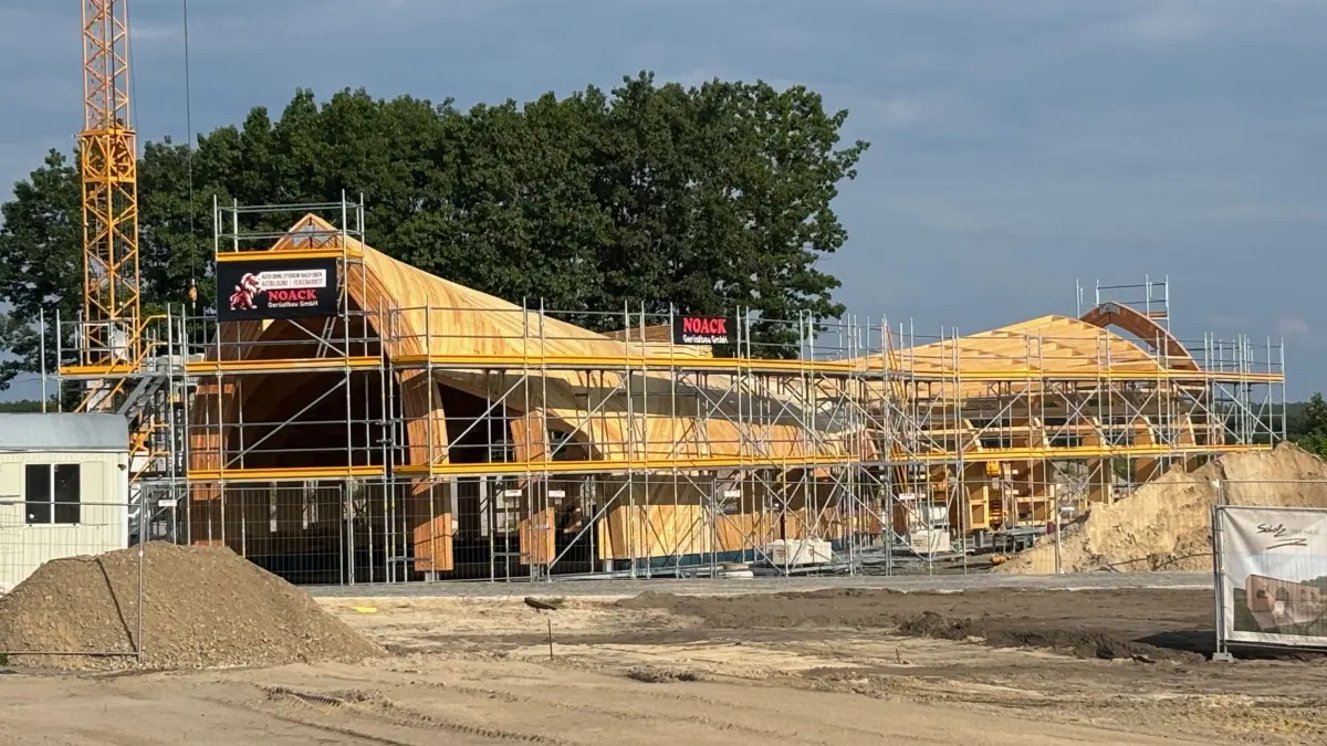 Impression vom Sedlitzer Kanu-Haus. Ende Juli soll Richtfest gefeiert werden. Die Einweihung muss indes wohl noch ein knappes Jahr warten.
