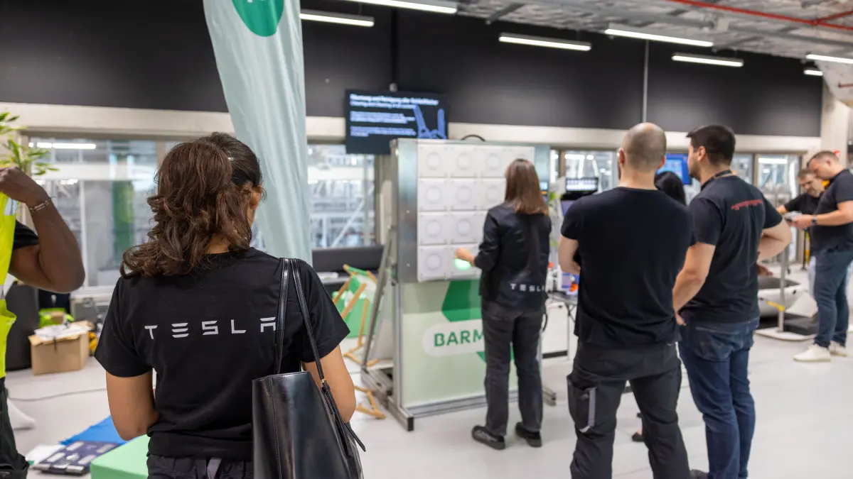 In der Tesla Gigafactory Berlin-Brandenburg stehen für kurze Zeit die Bänder still. Dahinter steckt eine besondere Aktion des E-Autobauers.