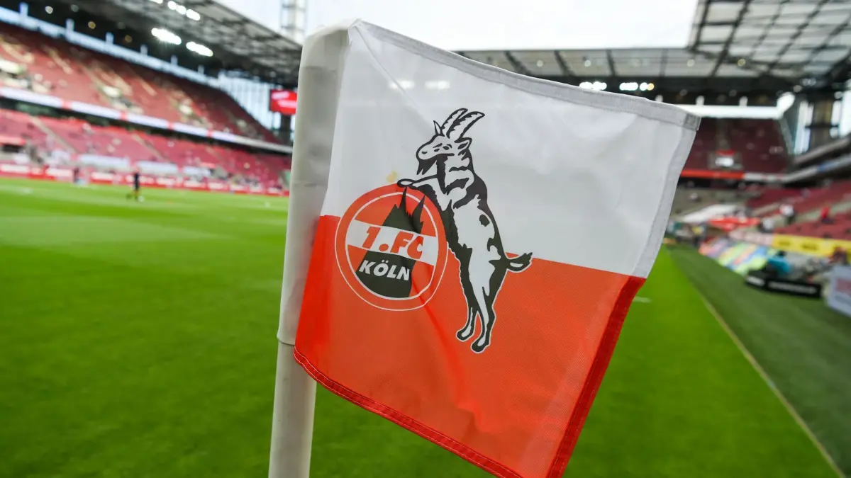 1. FC Köln: ARCHIV - 13.08.2018, Nordrhein-Westfalen, Köln: Fußball: 2. Bundesliga, 1. FC Köln - 1. FC Union Berlin, 2. Spieltag im RheinEnergieStadion. Auf der Eckfahne ist das Logo des 1. FC Köln. (zu dpa: «FC-Frauen verpflichten weitere isländische Nationalspielerin») Foto: Christophe Gateau/dpa - WICHTIGER HINWEIS: Gemäß den Vorgaben der DFL Deutsche Fußball Liga bzw. des DFB Deutscher Fußball-Bund ist es untersagt, in dem Stadion und/oder vom Spiel angefertigte Fotoaufnahmen in Form von Sequenzbildern und/oder videoähnlichen Fotostrecken zu verwerten bzw. verwerten zu lassen. +++ dpa-Bildfunk +++