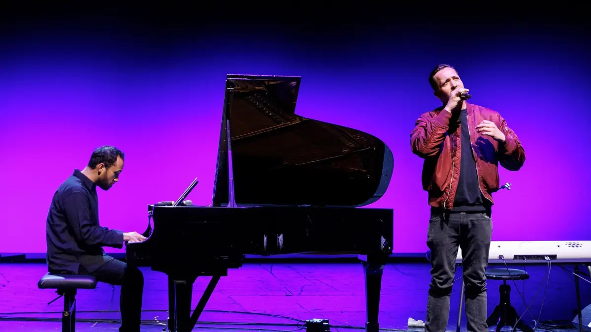 Danger Dan und Igor Levit: ARCHIV - 25.04.2022, Berlin: Pianist Igor Levit spielt mit dem Sänger Danger Dan (r) bei einer Probe vor einem Benefizkonzert für Ukraine im Berliner Ensemble. (zu dpa: ««Mutlos» - «Anstalt» reagiert auf Ausladung von Danger Dan») Foto: Carsten Koall/dpa +++ dpa-Bildfunk +++