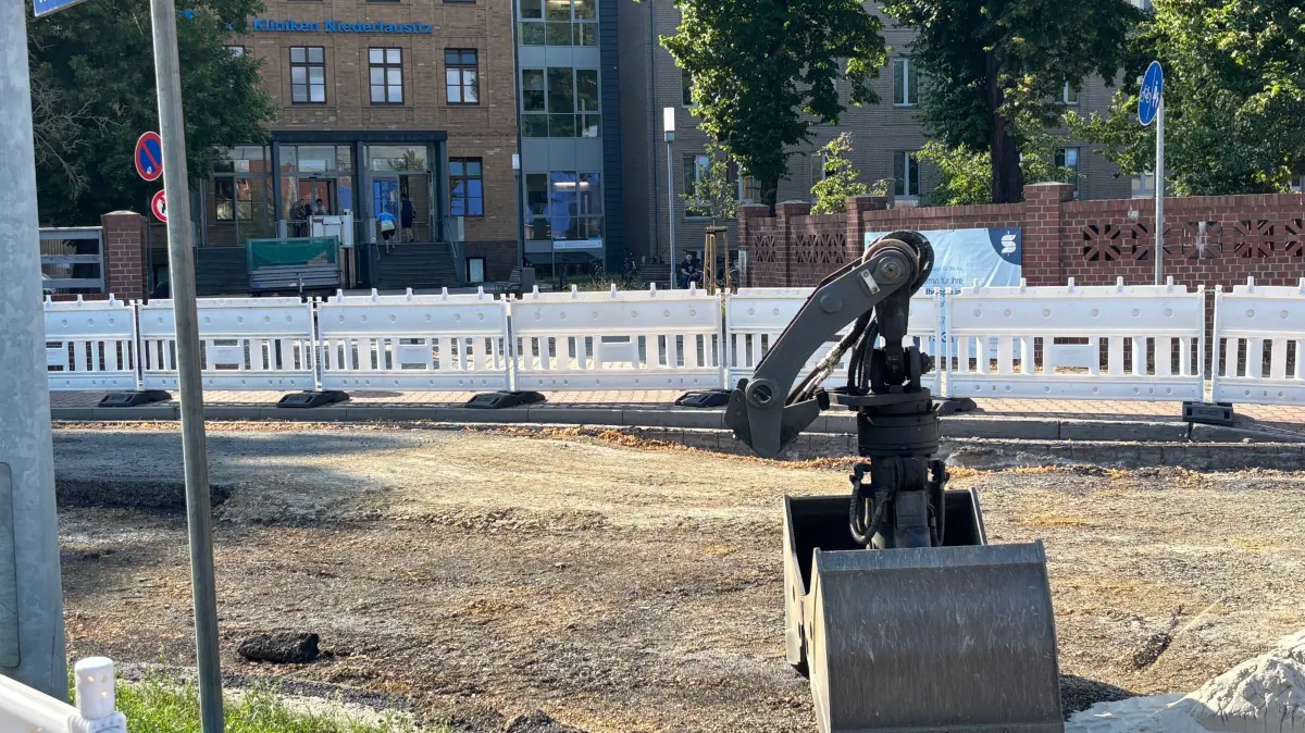 Die direkte Zufahrt zum Standort Senftenberg der Sana-Kliniken ist derzeit nicht möglich. Grund ist die Baustelle in der nördlichen Bahnhofstraße.