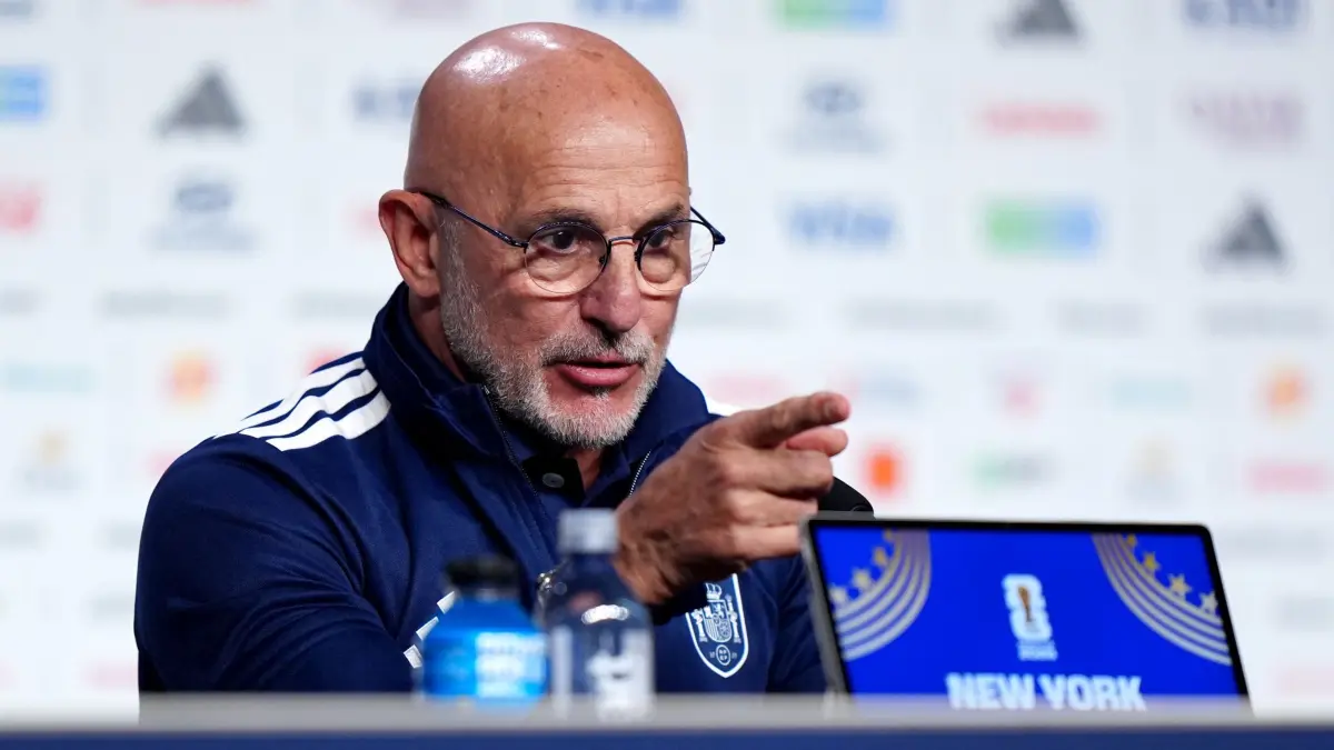 WM 2026 - Spanien - Argentinien: 17.07.2026, USA, New York: Fußball: WM, Finale, vor dem Spiel Spanien - Argentinien. Der spanische Nationaltrainer Luis de la Fuente während einer Pressekonferenz im Javits Center. Foto: Bradley Collyer/PA Wire/dpa +++ dpa-Bildfunk +++