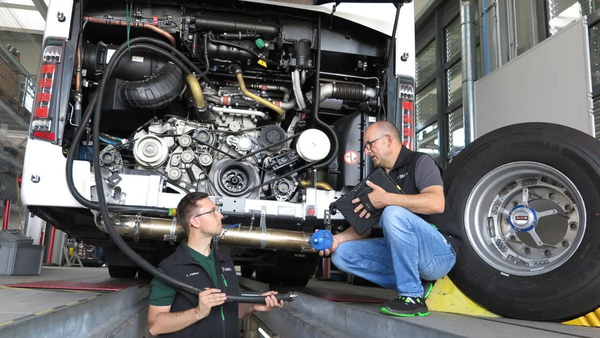 Aron Feldner (l.) und Markus Eisermann sind Experten für Nutzfahrzeuge bei der Dekra am Lausitzring in Klettwitz. Hier werden die neuesten Zugmaschinen und Auflieger streng geprüft.