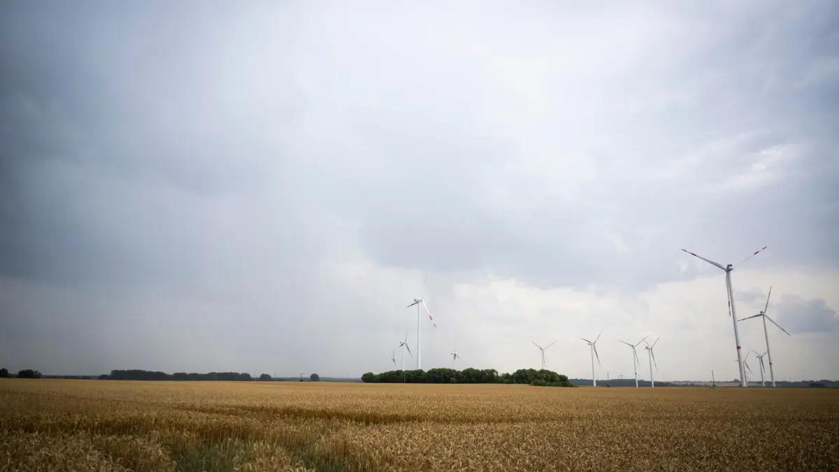 Wetter in Mecklenburg-Vorpommern: 17.07.2026, Mecklenburg-Vorpommern, Sundhagen: Dunkle Gewitterwolken ziehen über ein Feld. Schwere Gewitter und heftiger Starkregen sind am Freitag in Mecklenburg-Vorpommern möglich. Eine entsprechende Vorabinformation des Deutschen Wetterdienstes für Ostdeutschland gilt auch für MV. Foto: Philip Dulian/dpa +++ dpa-Bildfunk +++