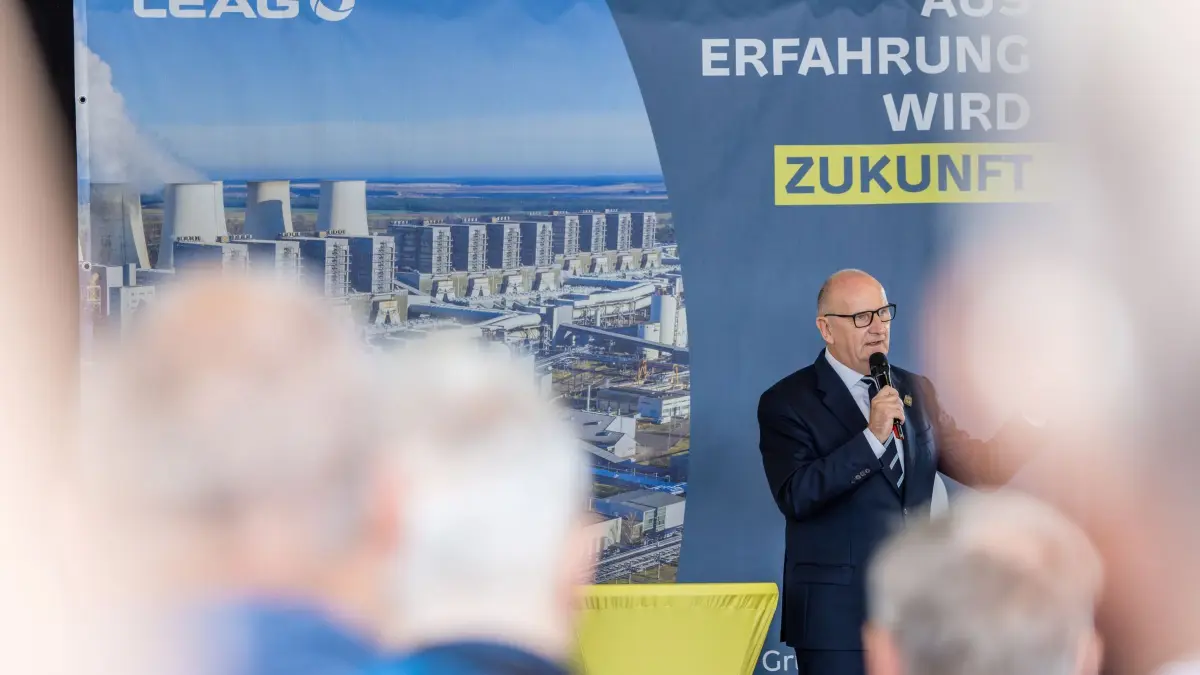 50 Jahre Kraftwerk Jänschwalde: 17.07.2026, Brandenburg, Peitz: Dietmar Woidke (SPD), Ministerpräsident des Landes Brandenburg, spricht bei der Festveranstaltung zur 50-jährigen Grundsteinlegung des Kraftwerkes Jänschwalde ein Grußwort.
Das Kraftwerk Jänschwalde wurde in den Jahren 1976 bis 1989 als letzter Kraftwerksneubau der DDR errichtet. Mit seinen bis heute erhaltenen und umfangreich nachgerüsteten technischen Anlagen gilt es als das letzte Großkraftwerk dieser Epoche. Am Freitag feiert die Lausitz Energie Kraftwerke AG (LEAG) das Jubiläum zur Grundsteinlegung vor 50 Jahren. Foto: Frank Hammerschmidt/dpa +++ dpa-Bildfunk +++