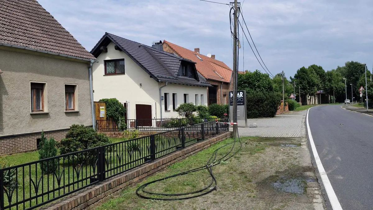 Die Telefonleitung an der Hauptstraße in Lipten ist beschädigt worden. Fachkräfte der Telekom haben zunächst den Umfang des Schadens bewertet sowie die beschädigte Leitung und die umgerissenen Masten gesichert.