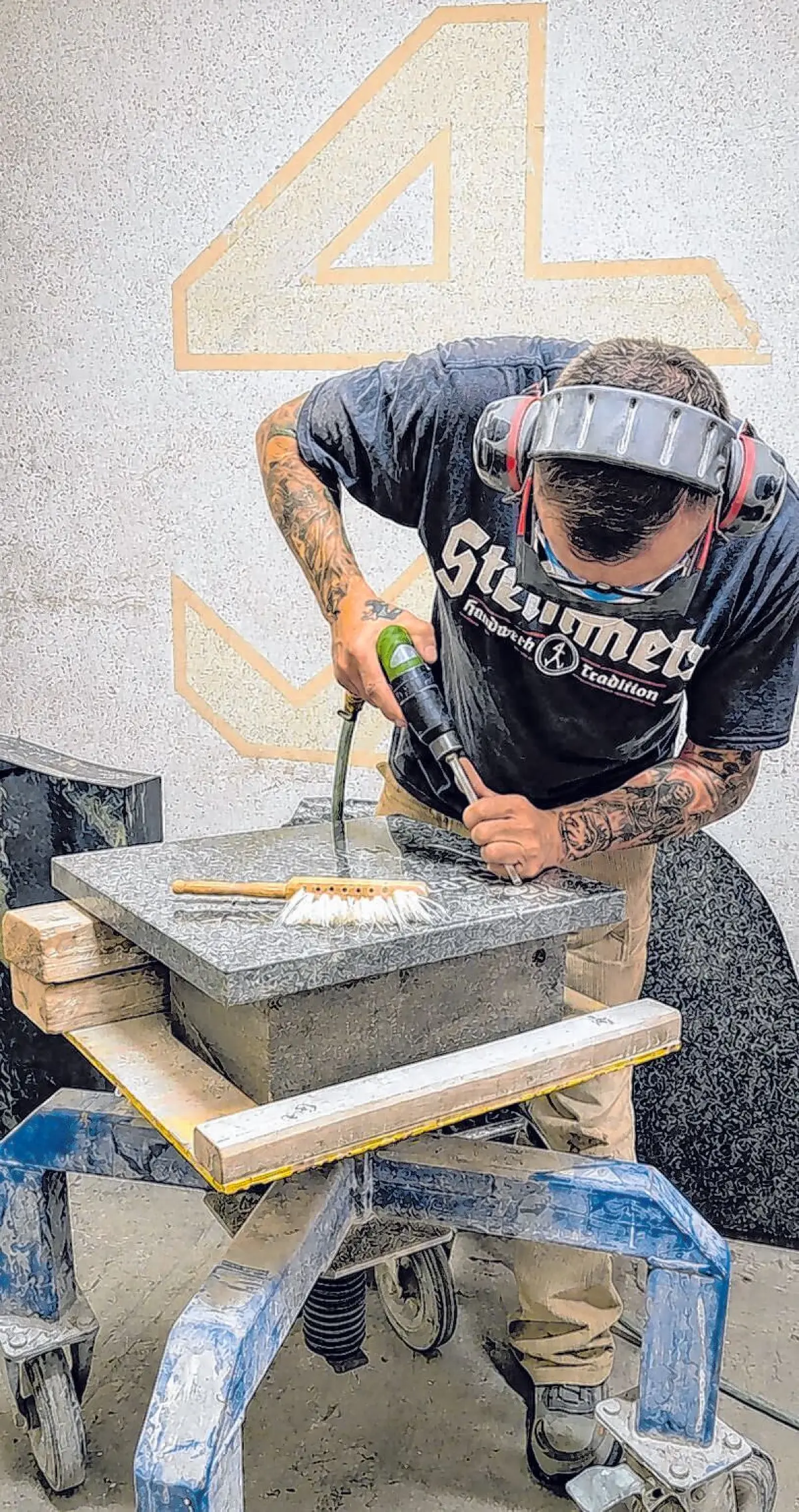 In Meister Kruschinskis Werkstatt entstehen hochwertige Grabsteine, Urnengrabmale, Abdeckplatten, Liegeplatten, Pultsteine, Quersteine, Stelen und vieles mehr.⇥ Fotos: Grabmale René Kruschinski