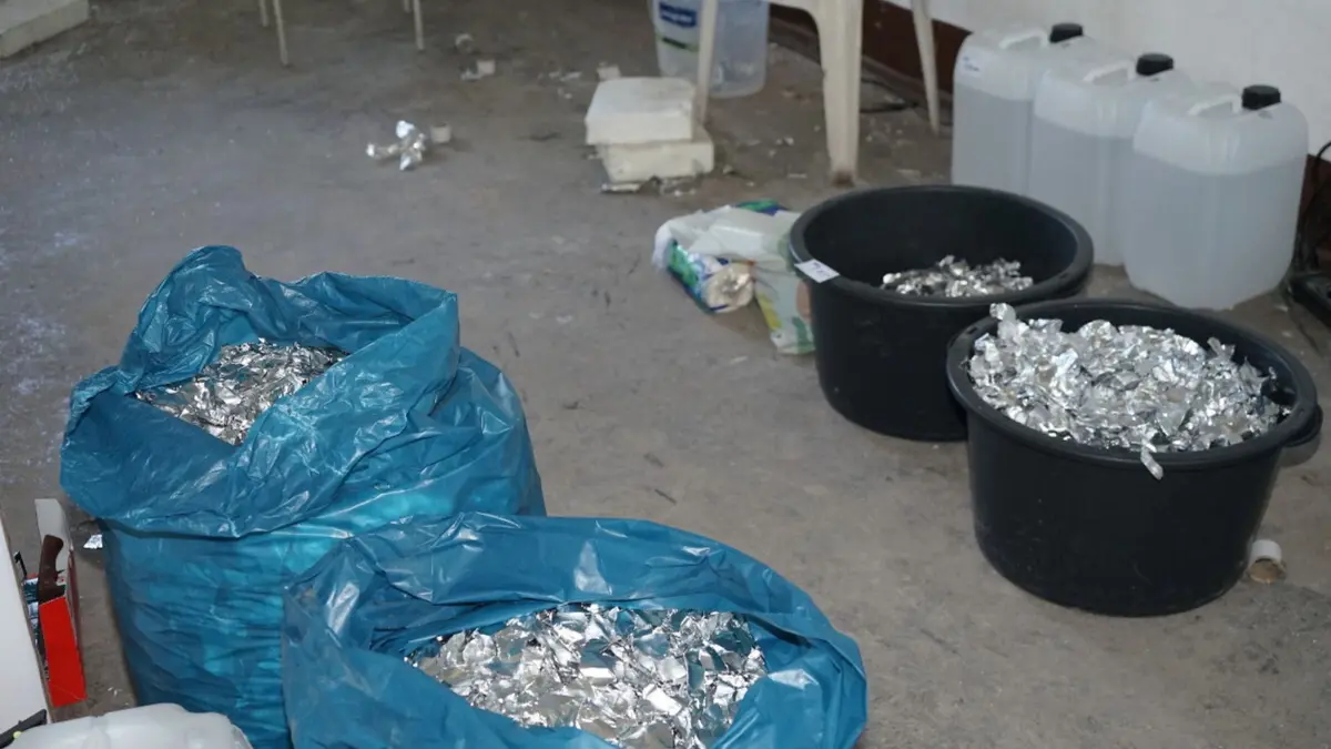 Illegales Drogenlabor ausgehoben: HANDOUT - 17.07.2026, Brandenburg, Ludwigsfelde: Staatsanwaltschaft und Zollfahndungsamt haben ein illegales Drogenlabor in Ludwigsfelde ausgehoben. Dabei wurden rund 30 Kilogramm Methamphetamin sowie fast 50 Liter mutmaßliche Methamphetamin-Base aufgefunden und sichergestellt. Foto: ---/Zollfahndungsamt Berlin-Brandenburg/dpa - ACHTUNG: Nur zur redaktionellen Verwendung im Zusammenhang mit der aktuellen Berichterstattung und nur mit vollständiger Nennung des vorstehenden Credits +++ dpa-Bildfunk +++