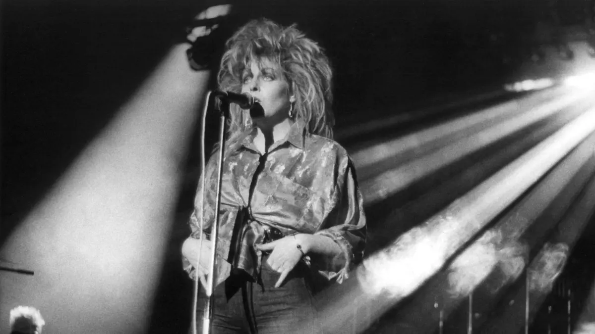 ARCHIV - Die DDR-Sängerin Tamara Danz beim Konzert der Gruppe "Silly" am 11. Januar 1986 im Ost-Berliner Palast der Republik anläßlich der Veranstaltung "Rock für den Frieden". (zu Porträt "Wilde Haare, starke Erscheinung - Tamara Danz wäre 65" vom 13.12.2017) Foto: DB ZB/dpa-Zentralbild/dpa +++ dpa-Bildfunk +++