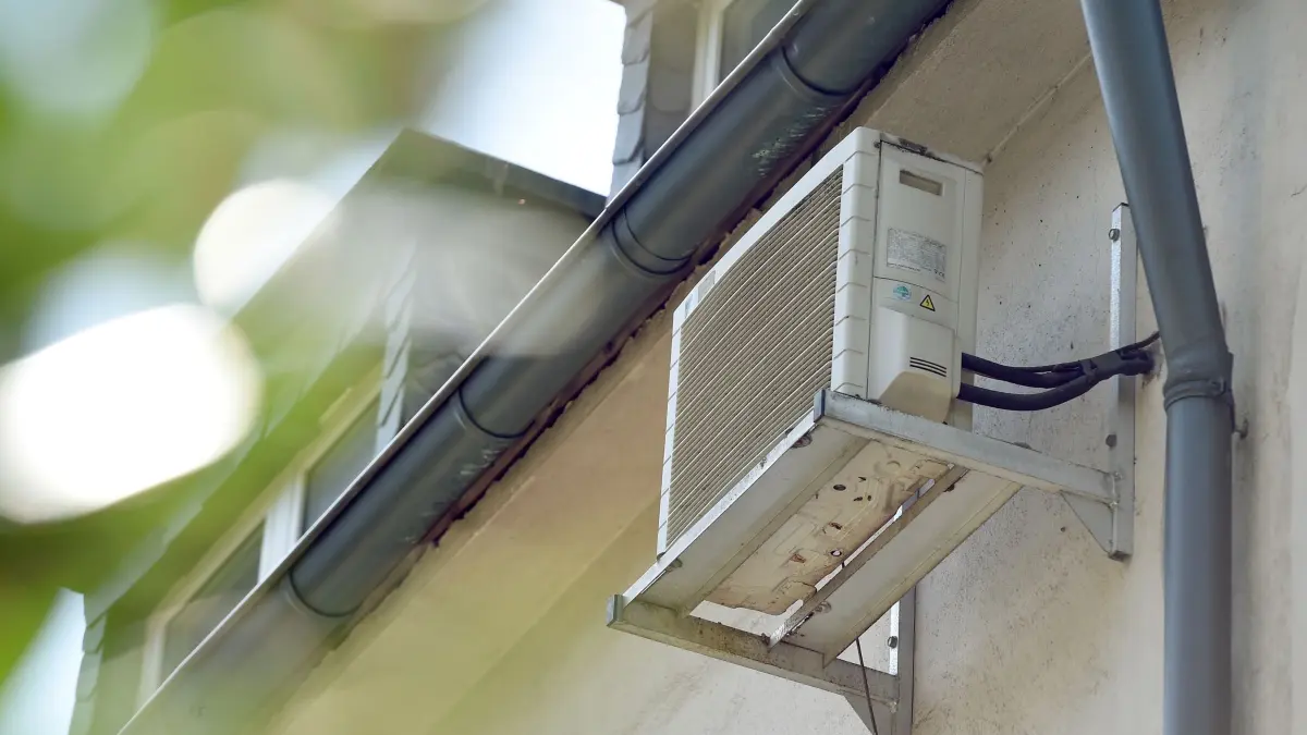 Klimaanlage an der Hauswand eines Mehrfamilienhauses