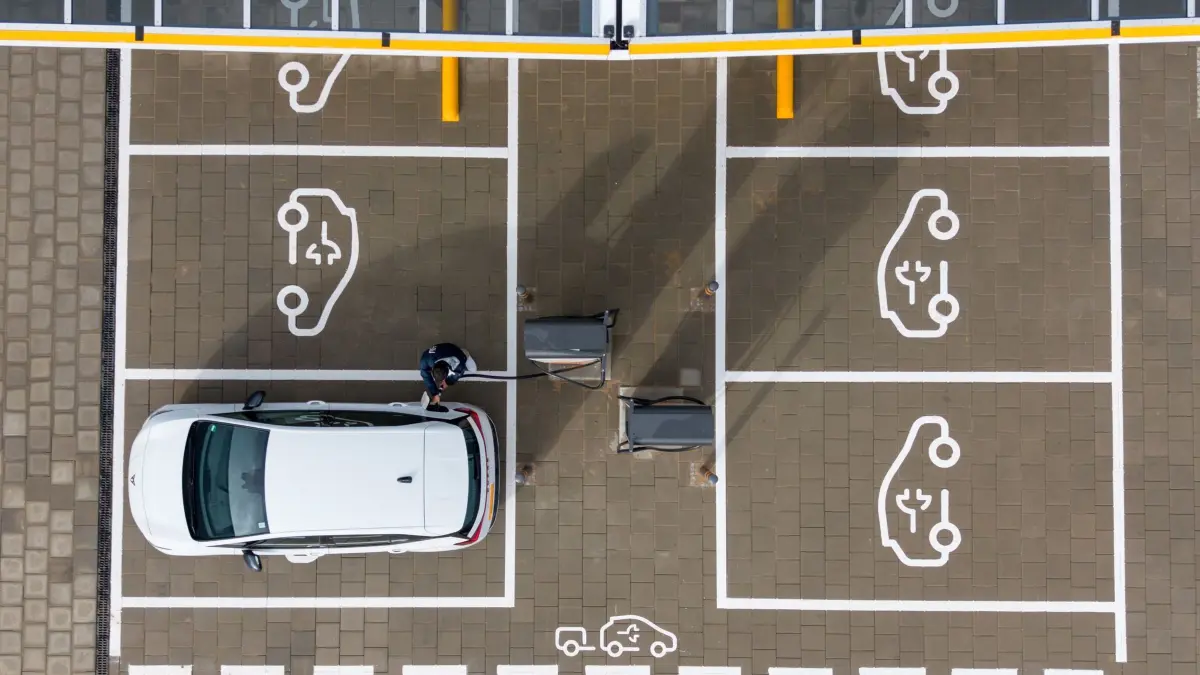 Elektroautos: ARCHIV - 22.10.2025, Sachsen, Klipphausen: «Tankstelle» für E-Autos. (zu dpa: «Von Öl und Gas zu Strom: EU-Kommission prüft Ziel für 2040») Foto: Sebastian Kahnert/dpa/dpa-tmn +++ dpa-Bildfunk +++