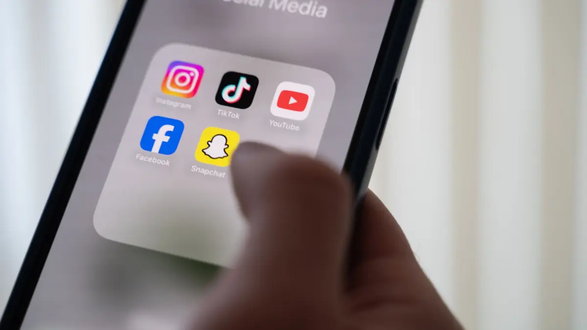 Verschiedene Social-Media-Apps auf einem Smartphone: ARCHIV - Wenig Aufwand, große Wirkung: In fünf einfachen Schritten lässt sich in Social Media schon eine Menge Datenschutz erreichen. (zu dpa: «Sommerzeit nutzen, um Social Media abzusichern») Foto: Alicia Windzio/dpa - Honorarfrei nur für Bezieher des dpa-Themendienstes +++ dpa-Themendienst +++