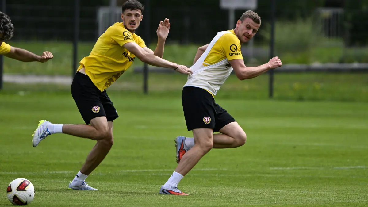 Dynamo Trainingslager Oesterreich windischgarsten: Foto zeigt: Ahmet Muhamedbegovic (Dynamo) Christoph Daferner (Dynamo)
Datum: 170726
Dynamo Dresden Trainingslager Windischgarsten zweiter Tag erstes Training