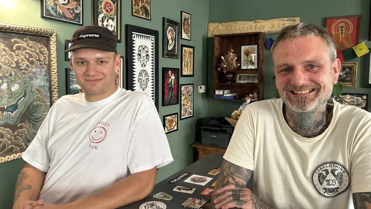 In Finsterwalde eröffnet ein neues Tattoostudio. Die zwei Tätowierer Lucas Naupold (l.) und Matthias Böttcher schwärmen vom Kiezflair in der Langen Straße.