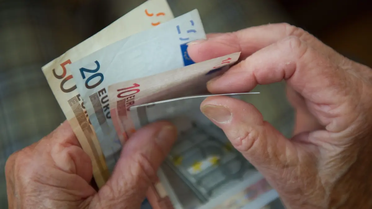 Banknoten: ILLUSTRATION - 21.08.2022, Baden-Württemberg, Stuttgart: Ein Pensionär zählt Geldscheine. Die Ausgaben für Pensionen ehemaliger Staatsbediensteter haben sich im Jahr 2024 auf 56,9 Milliarden Euro summiert. (zu dpa: «Wunsch nach früher Rente bei Hamburger Beschäftigten») Foto: Marijan Murat/dpa/dpa-tmn +++ dpa-Bildfunk +++