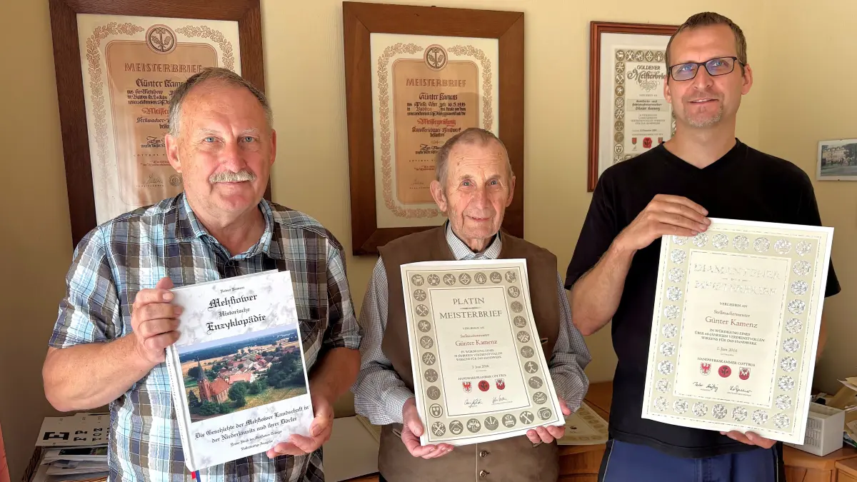 Eine Familie, drei Handwerksmeister. Für seltene 70 Jahre hat Günter Kamenz (M.) jetzt den Platin-Meisterbrief erhalten. Enkel Christian Kamenz (r.) hält den diamantenen Meisterbrief seines Großvaters für 60 Jahre. Sohn Rainer Kamenz präsentiert seine starke Chronik für ein kleines Dorf.
