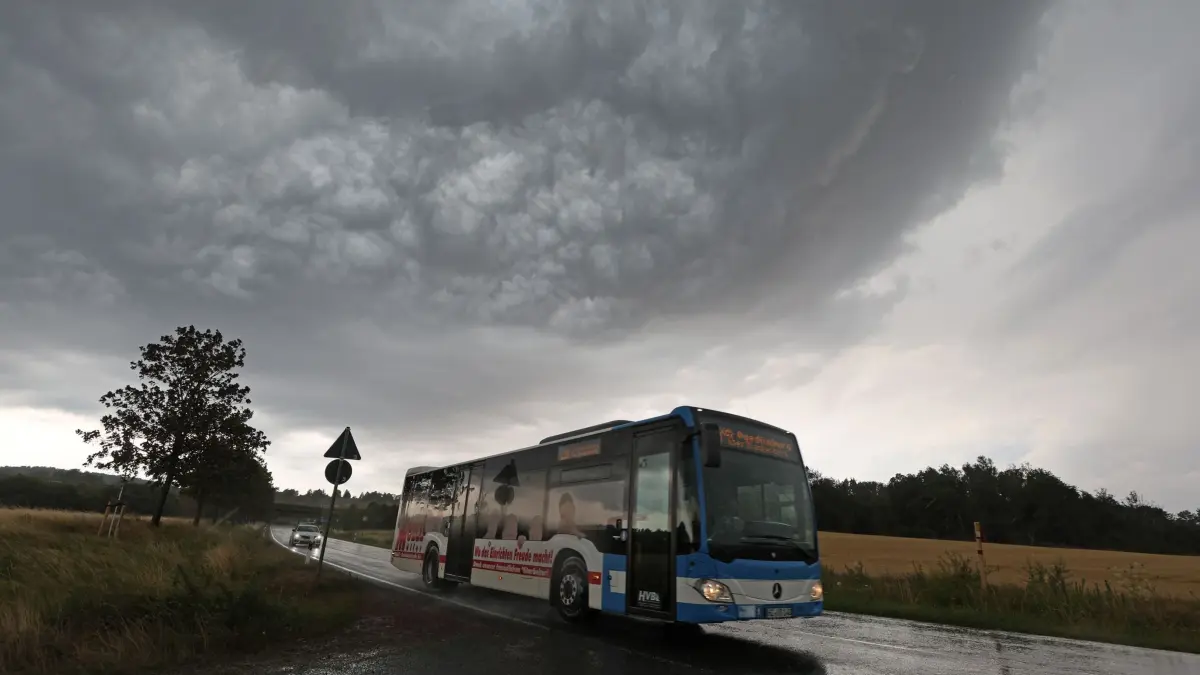 Gewitter und Starkregen im Harz: 17.07.2026, Sachsen-Anhalt, Blankenburg: Eine dunkle Gewitterzelle zieht über den Harz bei Blankenburg hinweg. Gewitter und Starkregen erreichte am frühen Nachmittag die Harzregion. Foto: Matthias Bein/dpa +++ dpa-Bildfunk +++