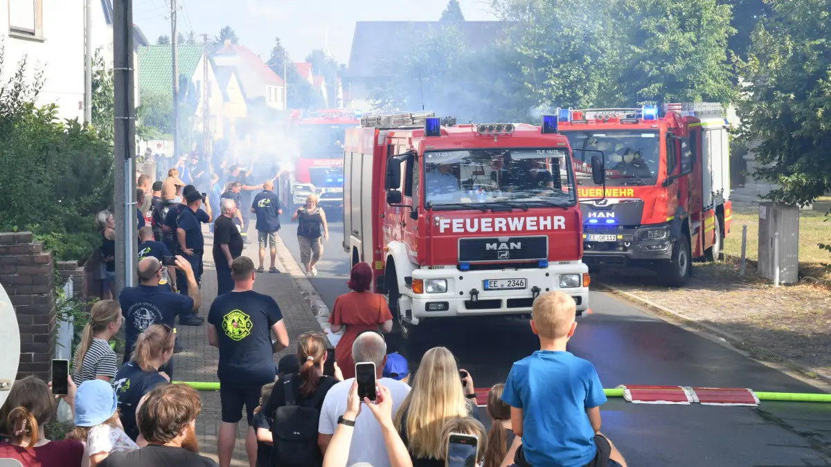 Gewaltiger Sprung der Einsatztechnik in die Zukunft - Prösener Feuerwehr bekommt neues Einsatzfahrzeug – Mit allen Sinnen empfangen: Gewaltiger Sprung der Einsatztechnik in die Zukunft - Prösener Feuerwehr bekommt neues Einsatzfahrzeug – Mit allen Sinnen empfangen
- Oben: Luftunterstützung durch eine von einem Mädchen mit feuerroten Haaren gesteuerte Drohne